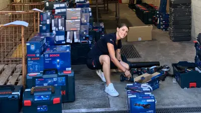 Natalie bei der Vorbereitung der ersten Bestellung, Garantieanmeldung und sortieren für die einzelnen Baustellen. 