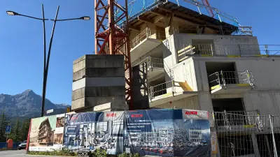 Die Baustellenbanner werben für die Partnerschaft zwischen Bosch und AUERBAU.