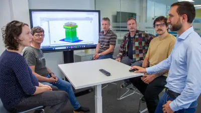 Design- und Simulationsteam von Bosch Linz bei Teambesprechung vor Elektrolyse-Stack-Modell