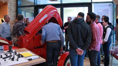 Die Gruppe begutachtet den Traktor