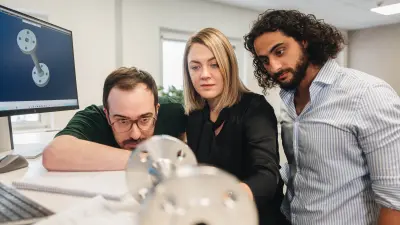 Tanja und ihre Kollegen stellen bereits bei der Entwicklung des Elektrolyse-Stacks sicher, dass alle Teile einwandfrei sind.