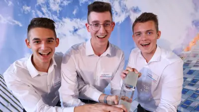 Jonas Brandstätter, Florian Kogler und Daniel Zöger von der HTL Pinkafeld bauten eine multifunktionale, digitale Klassenzimmeruhr namens „ClassMate“. Das Gerät vereint verschiedene Funktionen wie Uhr, Durchsage-Anlage, Pausenglocke und Luftqualitätsmesser und spart so Platz und Geld.