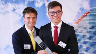 Bernd Böhm und Leo Probst von der HTL Eisenstadt erstellten eine intelligente Fertigungseinheit zur vollautomatischen Fertigung offener Pantoletten mit anatomisch korrigierter Sohle. Mit dem sogenannten „PANTO Plus“ können für jede/n Schüler/in individuell angepasste Hausschuhe aus nachwachsendem Rohstoff vollautomatisch hergestellt werden. 